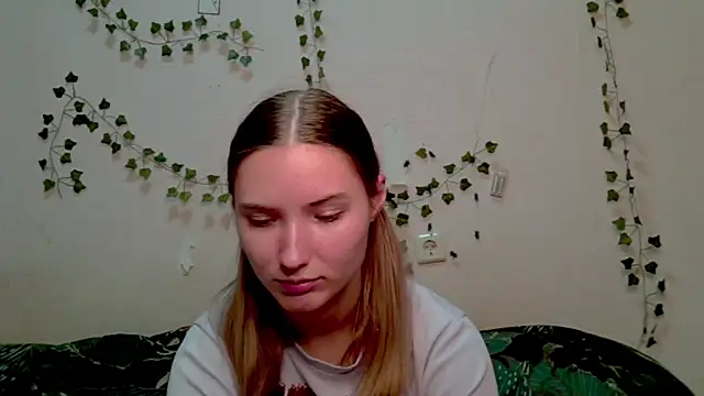  kikiclark   online show from 11/13/25, 08:52