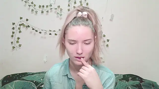  kikiclark   online show from 12/05/25, 02:36