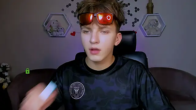 travis wolf  online show from 09/18/25, 07:16