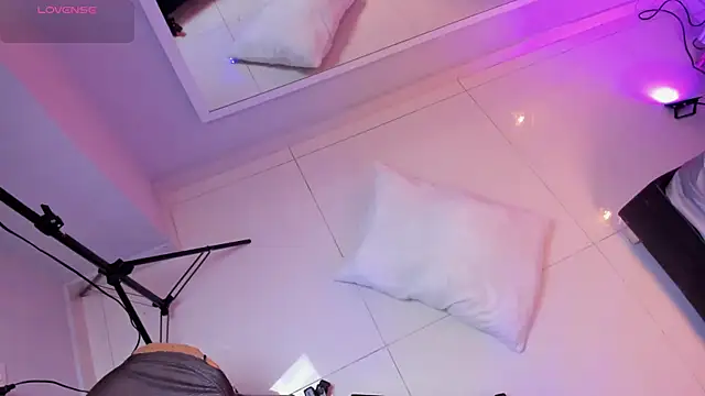 Mia Valentine  online show from 11/10/25, 09:03