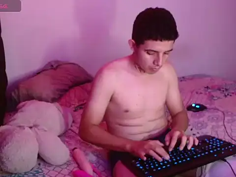 Snapshot of NoahAyala chatting on 09/21/25, 03:08 NoahAyala online show from 09/21/25, 03:08