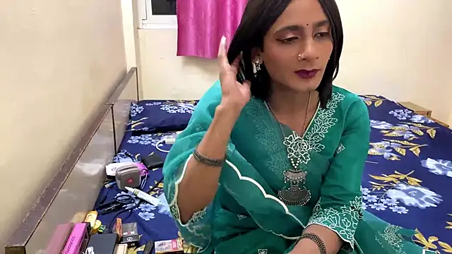 Snapshot of LuvLayla chatting on 10/09/25, 04:38 LuvLayla online show from 10/09/25, 04:38