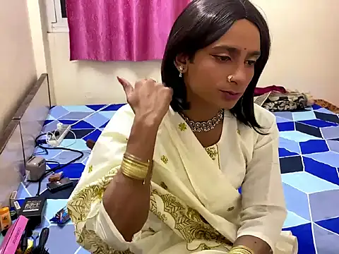 Snapshot of LuvLayla chatting on 10/17/25, 06:21 LuvLayla online show from 10/17/25, 06:21