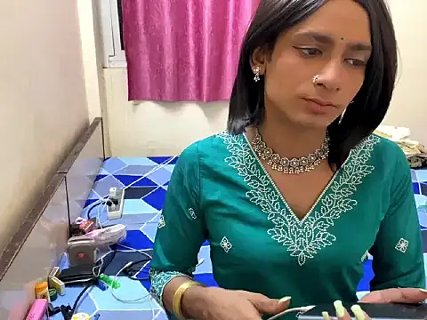 Snapshot of LuvLayla chatting on 10/18/25, 06:19 LuvLayla online show from 10/18/25, 06:19