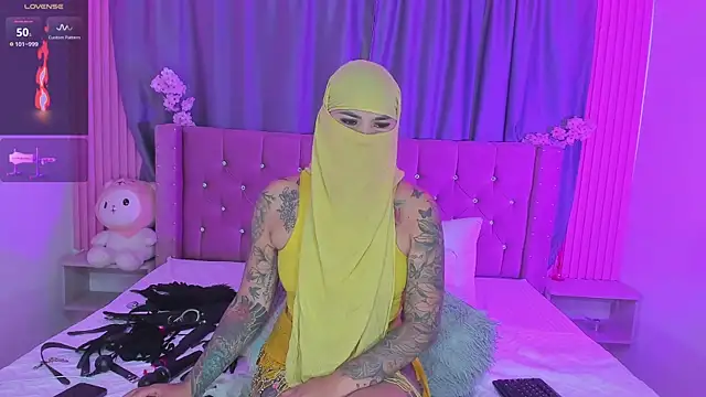 Nayla-Mouna online show from 04/16/26, 09:15