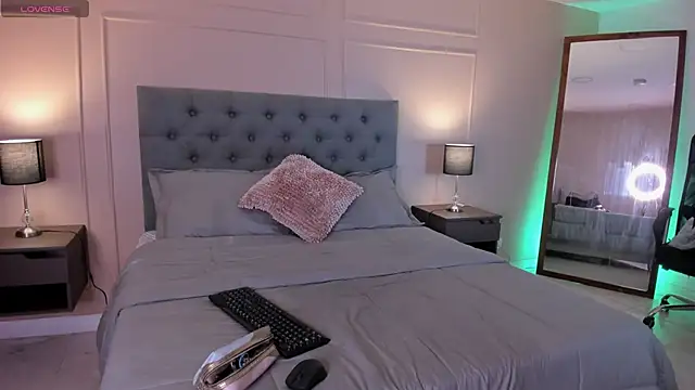 ALICESANDOVAL online show from 09/18/25, 11:45