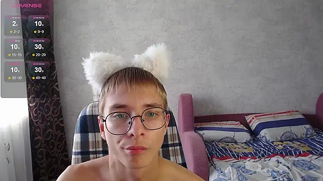 Snapshot of glasses_cat chatting on 09/10/25, 05:40 glasses cat online show from 09/10/25, 05:40