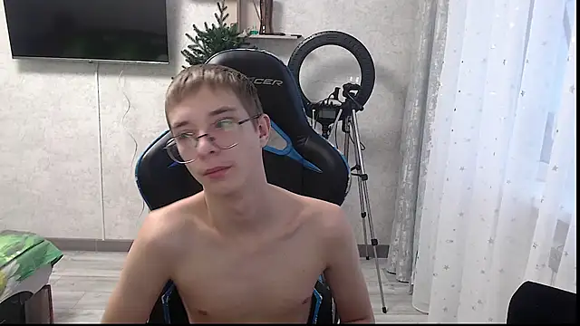 glasses cat online show from 01/12/26, 06:51