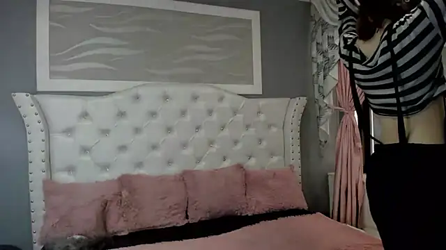 Snapshot of naomi_cooper__ chatting on 09/12/25, 01:44 naomi cooper online show from 09/12/25, 01:44