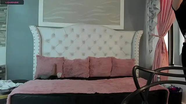 Snapshot of naomi_cooper__ chatting on 09/24/25, 01:58 naomi cooper online show from 09/24/25, 01:58