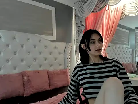 Snapshot of naomi_cooper__ chatting on 10/01/25, 01:39 naomi cooper online show from 10/01/25, 01:39