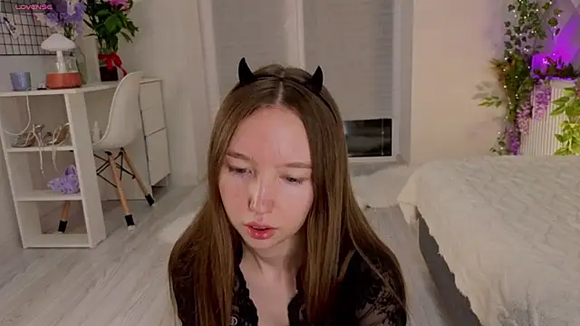 ElfredaTupy online show from 06/04/26, 07:09