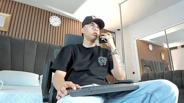 liaamsmiith  online show from 10/02/25, 12:23