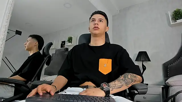 liaamsmiith  online show from 10/04/25, 12:25