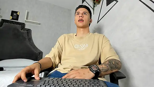 liaamsmiith  online show from 10/14/25, 12:17