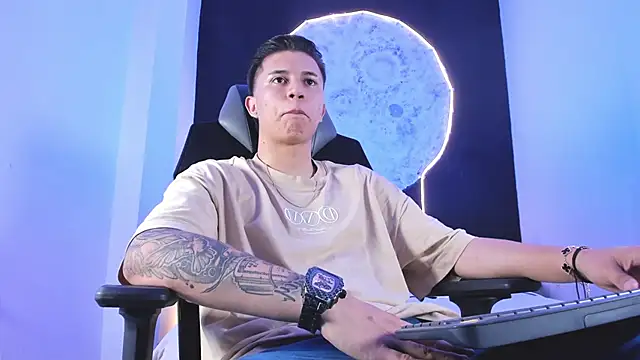 liaamsmiith  online show from 11/11/25, 12:27