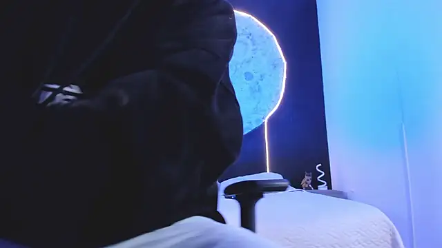 liaamsmiith  online show from 11/14/25, 12:15