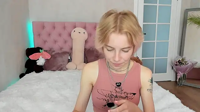 Pink Lila18 online show from 09/15/25, 09:42