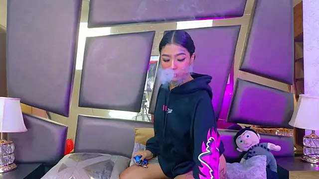 Snapshot of EmilieLake chatting on 11/13/25, 08:41 EmilieLake online show from 11/13/25, 08:41