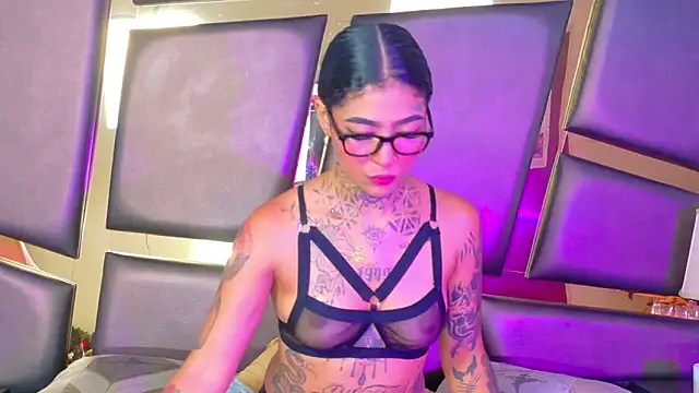 Snapshot of EmilieLake chatting on 11/15/25, 08:27 EmilieLake online show from 11/15/25, 08:27