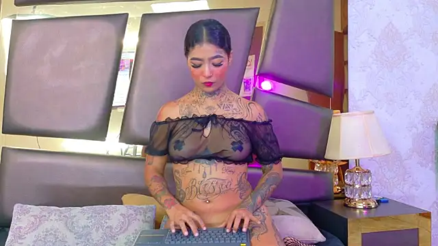 Snapshot of EmilieLake chatting on 11/25/25, 08:09 EmilieLake online show from 11/25/25, 08:09