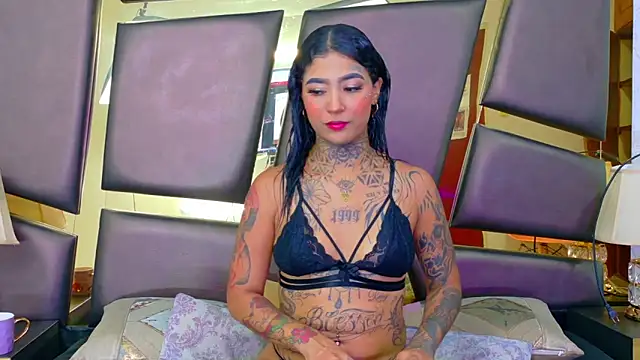 Snapshot of EmilieLake chatting on 12/04/25, 08:06 EmilieLake online show from 12/04/25, 08:06