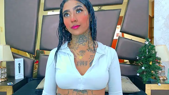 Snapshot of EmilieLake chatting on 12/20/25, 08:27 EmilieLake online show from 12/20/25, 08:27