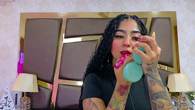 Snapshot of EmilieLake chatting on 02/19/26, 07:54 EmilieLake online show from 02/19/26, 07:54