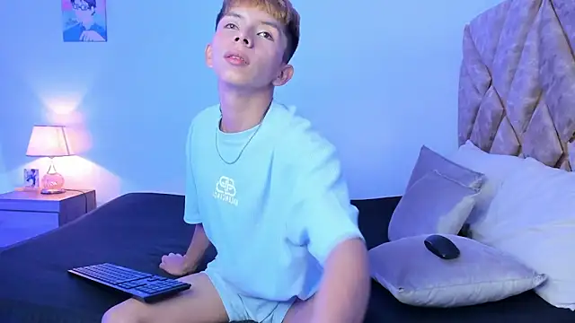 Hyunjin Son online show from 12/20/25, 03:30