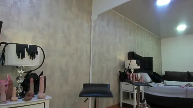 BarbaraLeython1 online show from 11/25/25, 02:39