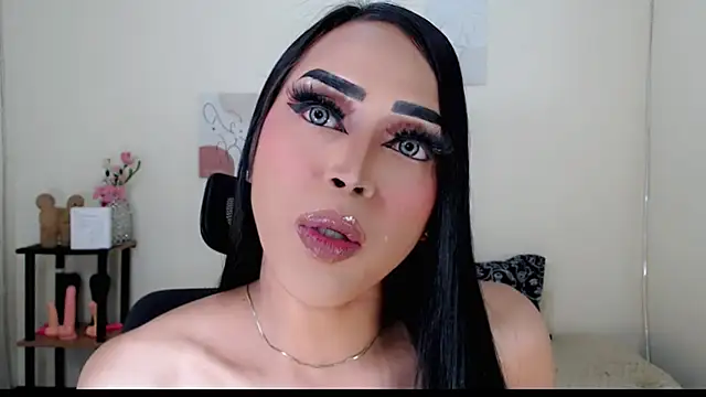 Snapshot of Lessandra_Lust chatting on 10/04/25, 10:52 Lessandra Lust online show from 10/04/25, 10:52