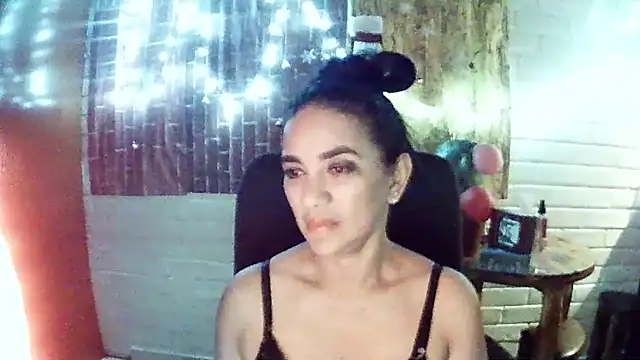 MiiaVelasquez online show from 12/23/25, 04:21