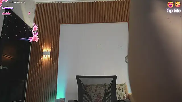 Snapshot of Roxybeautyy chatting on 10/17/25, 11:29 Roxybeautyy online show from 10/17/25, 11:29