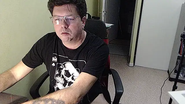 blueandwhite1 online show from 12/16/25, 04:01