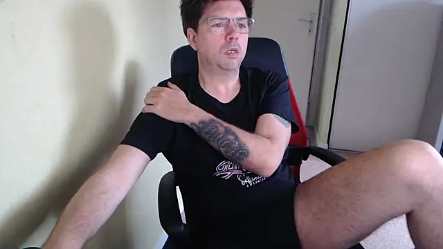 blueandwhite1 online show from 04/18/26, 07:01