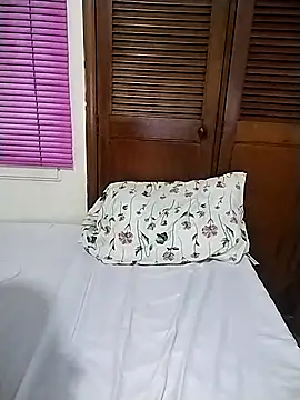 Snapshot of ioto_chiara07 chatting on 10/23/25, 01:27 ioto chiara07 online show from 10/23/25, 01:27