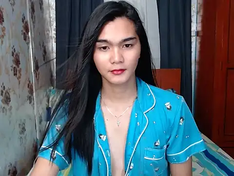 lady in moon online show from 10/17/25, 05:43