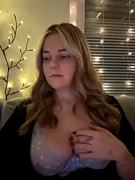 Snapshot of ItsLxsa chatting on 11/17/25, 12:05 ItsLxsa online show from 11/17/25, 12:05