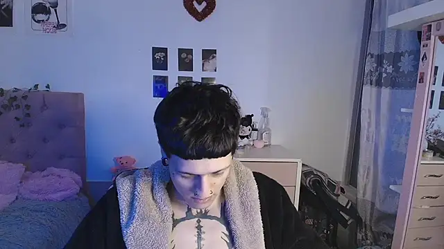 Snapshot of 2cyboy_ chatting on 09/24/25, 09:18 2cyboy online show from 09/24/25, 09:18