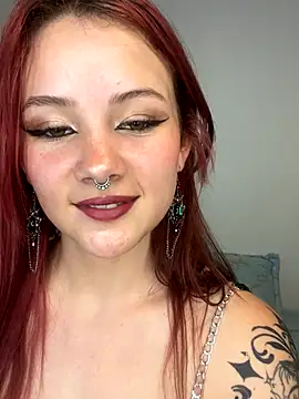 Snapshot of julse_ chatting on 10/28/25, 06:43 julse  online show from 10/28/25, 06:43