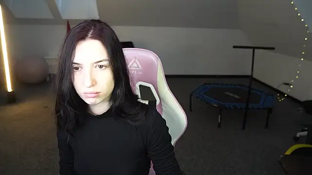 Snapshot of _Lili_054 chatting on 10/17/25, 10:29  Lili 054 online show from 10/17/25, 10:29