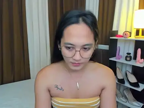 Snapshot of URHottestAngel chatting on 10/20/25, 12:16 URHottestAngel online show from 10/20/25, 12:16
