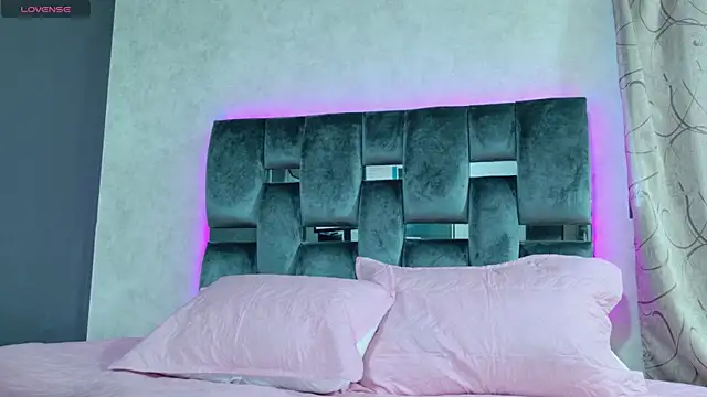 Luna sophya online show from 10/02/25, 11:50