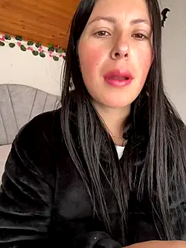 Mia salinass online show from 10/28/25, 07:05