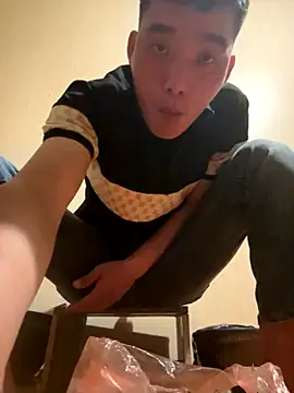 Snapshot of Chao_xxx chatting on 10/19/25, 05:02 Chao xxx online show from 10/19/25, 05:02