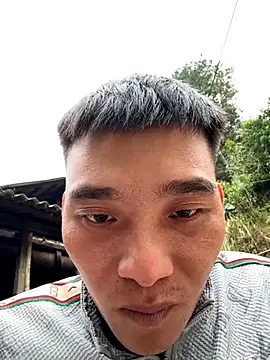 Snapshot of Chao_xxx chatting on 10/31/25, 02:01 Chao xxx online show from 10/31/25, 02:01