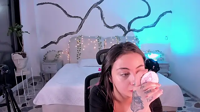 SarahCastro1  online show from 09/16/25, 04:35