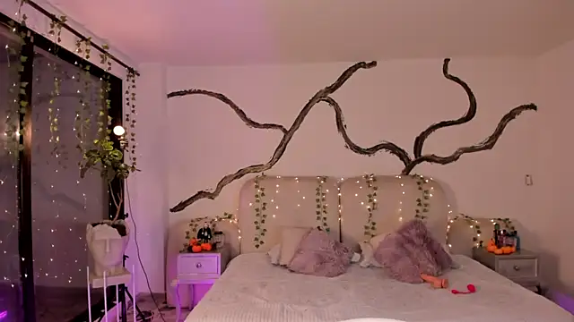 SarahCastro1  online show from 10/21/25, 04:35