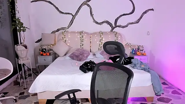 SarahCastro1  online show from 10/24/25, 05:26