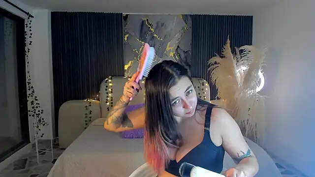 SarahCastro1  online show from 12/23/25, 04:21